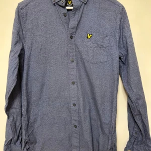 Herr skjorta  - Säljer en fin skjorta från lyle & scott storlek S i mycket bra skick 