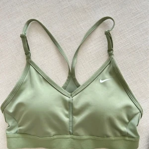 Nike Sportbh Small - Fint skick. Använt en gång. Grön färg. Från Nike.