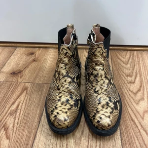 Unisa skor  - Använd bara några gånger. Storlek 122cm