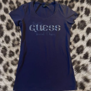 Guess t-shirt  - Figurnära t-shirt från Guess🫶🏼Står ingen storlek men skulle säga att den sitter som Xs/s💋Läs min bio innan du kontaktar mig