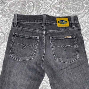 Lågmidjade jeans  - De ser inte låg midjans ut på bilderna men de är det när de sitter på ❤️Kontakta för mer info eller vid köp 💕