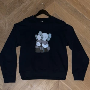 Kaws tröja - Säljer nu denna riktigt feta Kaws x Uniqlo tröjan i storlek XS men den sitter ganska stort. Slutsåld och svår att få tag på. Den är använd ett fåtal gånger och är därför i nyskick, lappar finns även med