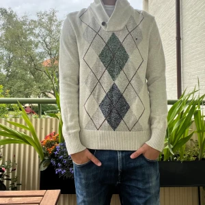 Tomy hilfiger cardigan  - Snygg Tommy Hilfiger cardigan. Bra skick. Säljer eftersom jag inte använder mycket längre! 