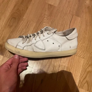 Phillipe Model PSRX - Säljer mina Phillipe Model i eftertraktad färg efter 2 månaders användning! Skorna är i okej skick och har slitits på vissa ställen, som i att sulan har lagats och som i att plösen har slitits upp en del, se bild 5. Hör av er vid intresse, frågor etc