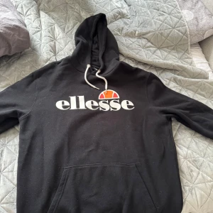 Ellesse - Hoodie i bra skick använd några gånger storlek m