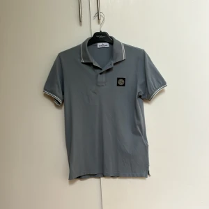Stone island piké  - En fet blå/grå stone island piké i st S för endast 430kr   Nypris:1999kr