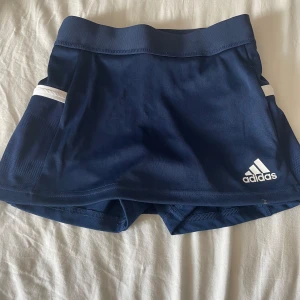 Adidas träningskjol  - En adidas tränings kjol, den är väldigt fin men även väldigt liten i storleken, dem är ungefär 134/140, 💕 säljer pga att den är för liten, den har en liten fläck på men det syns inte, skriv innan köp💕