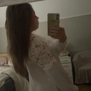 Vacker sommrig blus - Vit sommar Blus med spets uppe. Tröjan har knappar baktill och är i storlek 34 och passar mig som har vanligtvis storlek S 