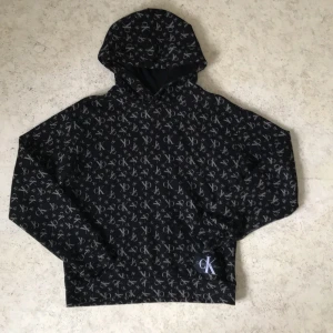 Hoodie - Hej, jag säljer en Calvin Klein hoodie i fint skick. Den är storlek 16 så alltså XS. Inga hål eller defekter. Skriv vid fler frågor eller intresse Mvh Viggo.