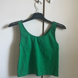 Sport topp  - Använd cirka 2 gånger och är i bra skick.