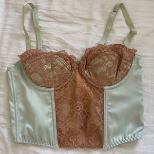 Urban Outfitters corset  - Fint corset köpt från Urban Outfitters men passar tyvär inte mig! 