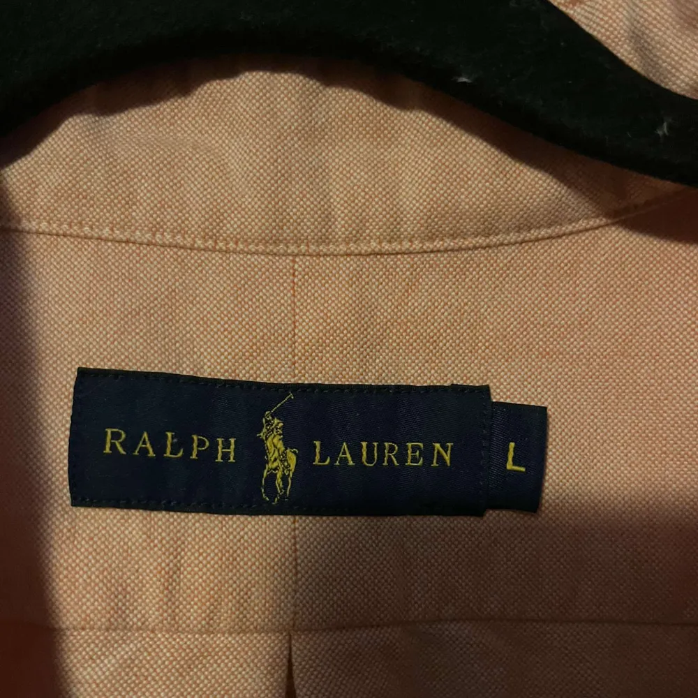 Bra skick snygg rosa Ralph Lauren skjorta storlek L. Kontakta vid frågor . Skjortor.