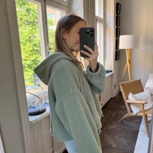 Mintgröna teddyjacka med prislapp kvar - Från Nelly. Aldrig använd och prislappen är kvar