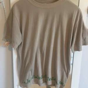 T-shirt  - T-shirt   Längd:64cm Bröst från under arm till andra underarm 52cm .storlek 146 cm .personen på bilden har mellan smal och medium. Material cotton 