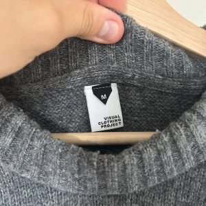 Visual clothing project sweatshirt - Snygg och riktigt skön sweatshirt i större delen av ull och alpacka material. Inte riktigt min stil längre dock. Mycket bra condition!