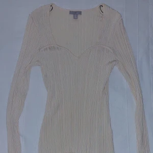 Tajt tröja - Materialet är skönt mot huden, väldigt stretchig, nästan helt ny