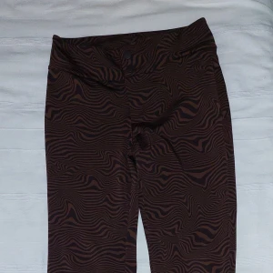 Stretchiga mönster byxor - Materialet är stretchigt och lätt att röra sig i