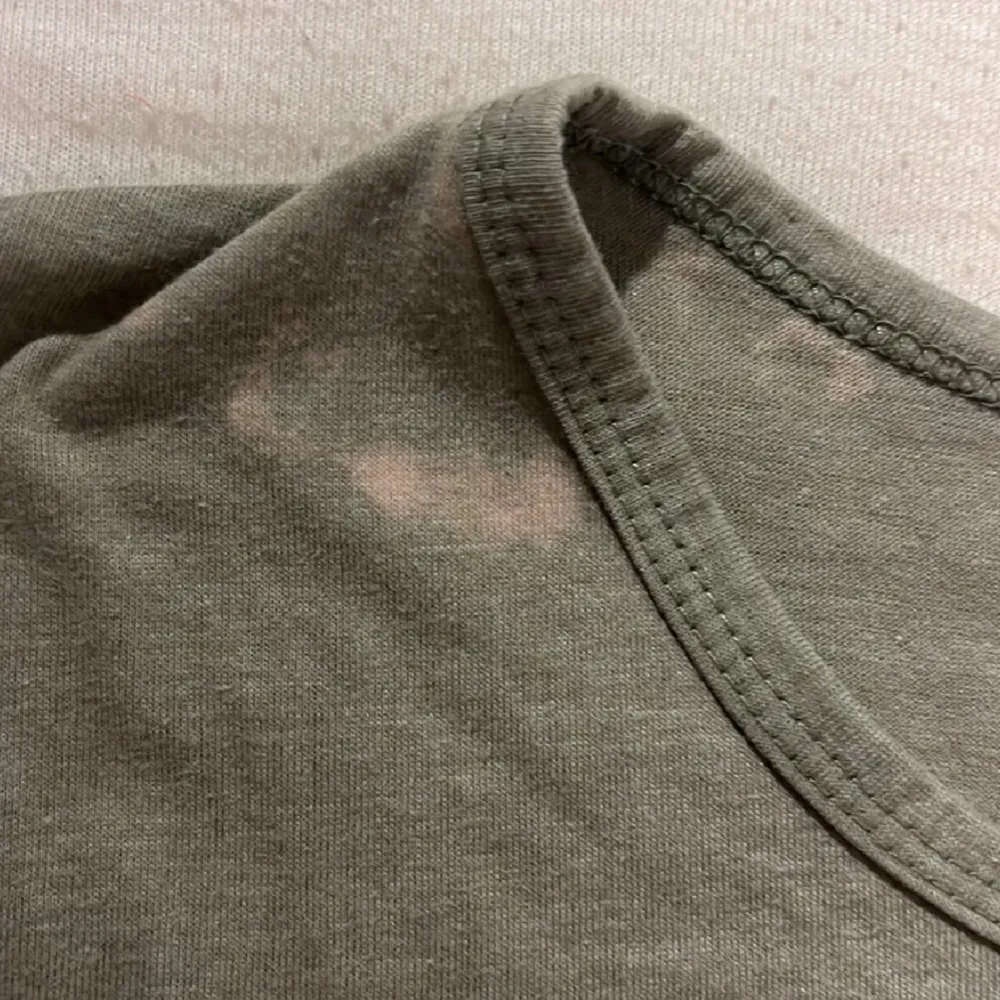 Jättefin olivgrön tshirt med rosa detaljer och rhinestones. Några rhinestones saknas och det finns fläckar från blekningsmedel nära nacken (bild 2) men annars är den i bra skick. Skriv för fler bilder eller om du har frågor, använd gärna köp nu💕. T-paidat.
