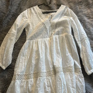 Zara klänning  - Vit zara klänning ändvänd få gånger i superfint skick! 🥰