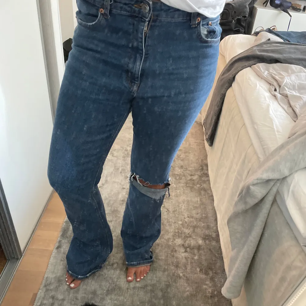 Snygga jeans från zara med ett hål! I storlek 42! . Jeans & Byxor.