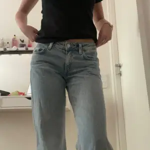 Lågmidjade jeans från weekday modell arrow. Storlek W24 L 30 Midjemått 78