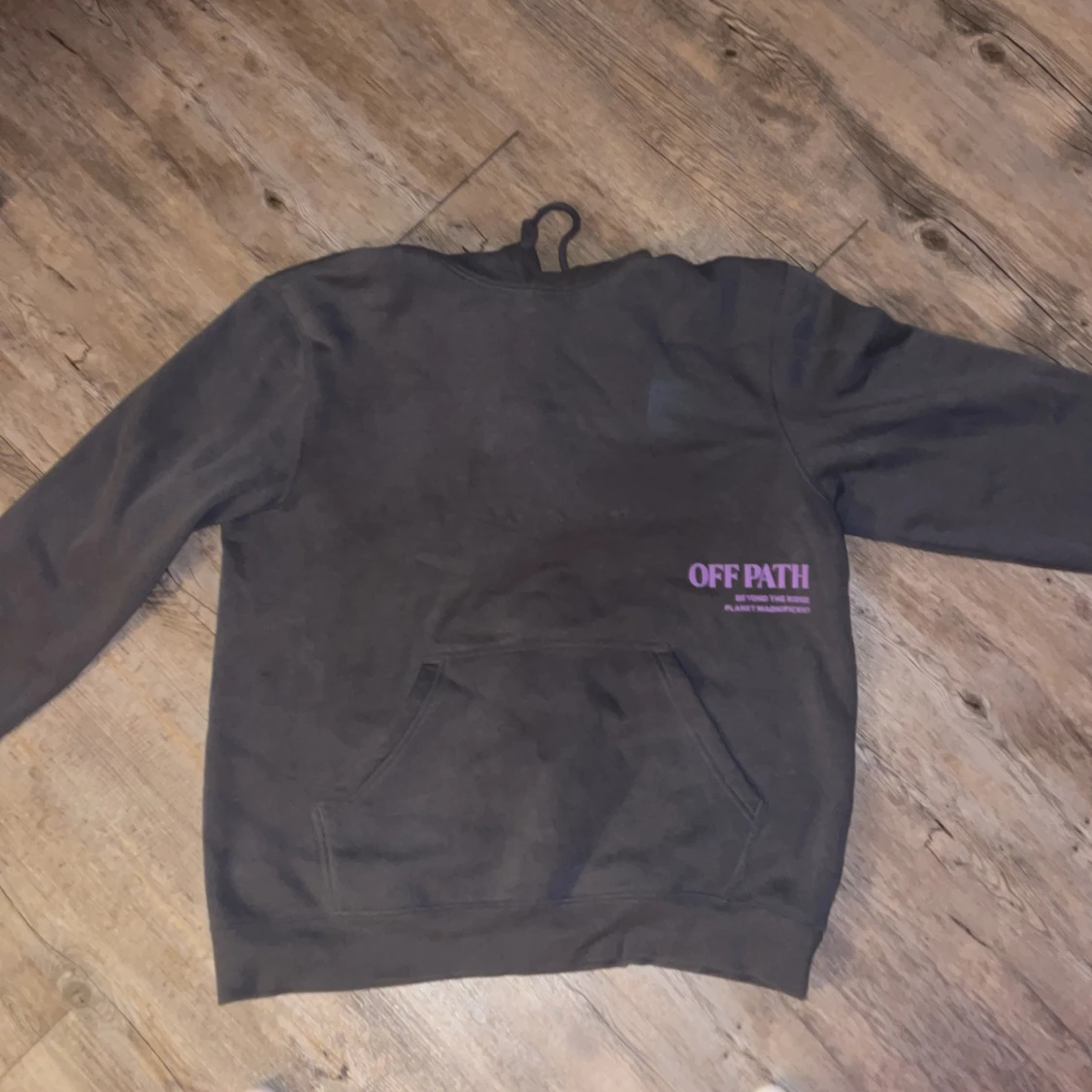 Grå hoodie
