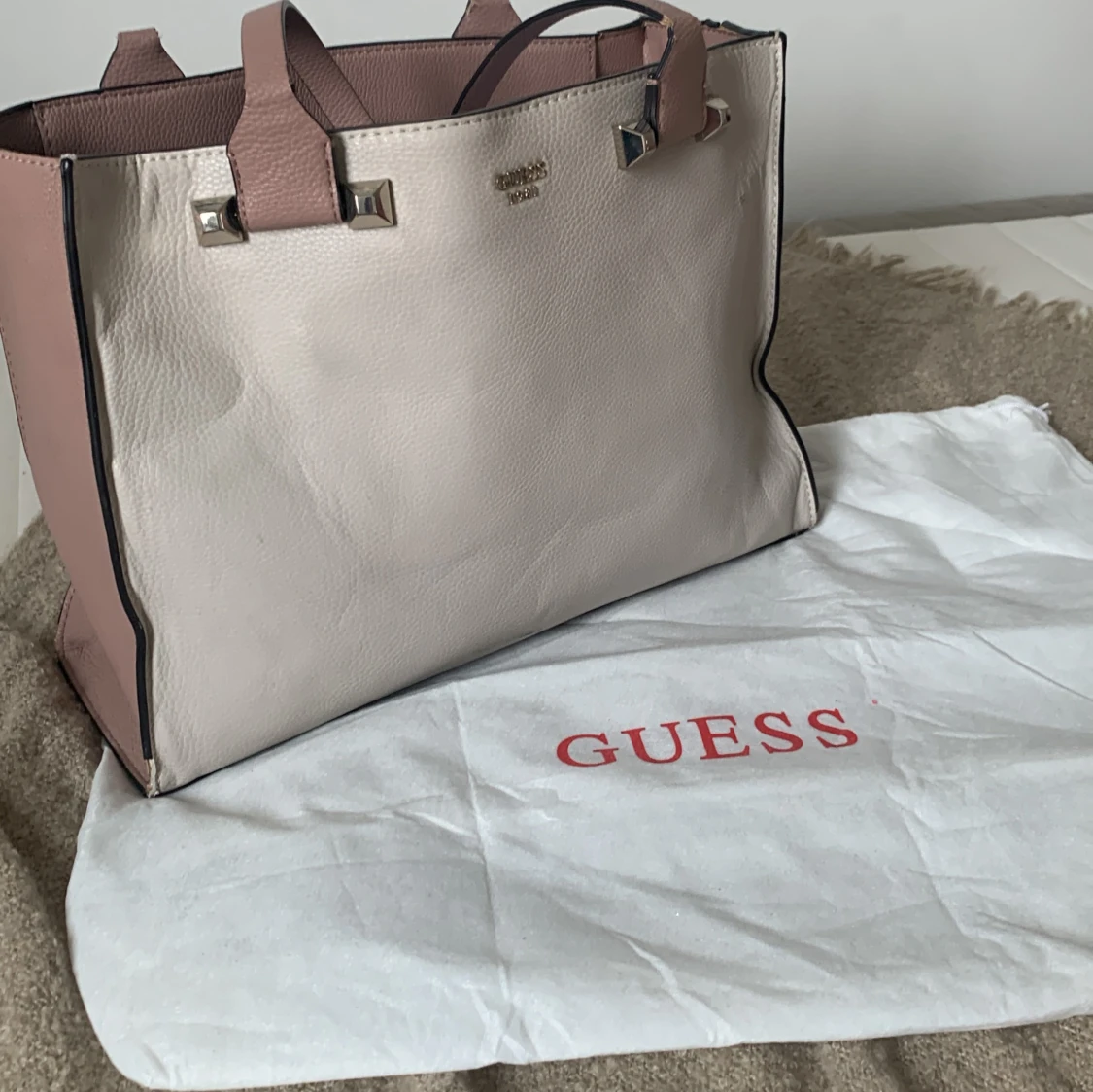 Beige och rosa handväska från Guess