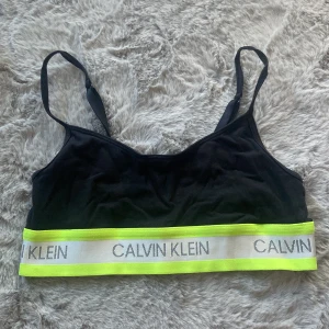 Calvin Klein topp - Calvin Klein topp i svart och neon. I storlek xs-s. Använd men i bra skick. 