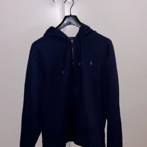 Raulph lauren  - Snygg raulph lauren tröja som passar i alla årstider, skönt material och fin färg.   Storlek xl och i bra skick