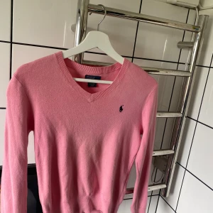 Ralph lauren tröja - Snygg rosa tröja i väldigt gott skick. 