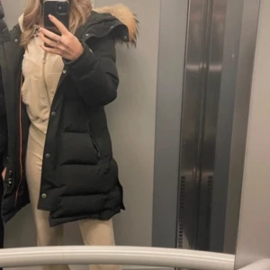 Hollies jacka subway strl 32 - Supersnygg äkta hollies jacka i modellen subway. Storlek 32, men passar även 34. Jackan är i god skick och har äkta päls. Hör av er vid fler bilder på jackan. Nypris: 4500kr  Mitt pris: 2500 