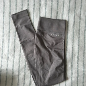 Tights - Helt nya och oanvända tights från Astani.  Färgen är plommonlila men skiftar i grått Nypris 649:-