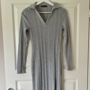 Stickad klänning - Grå stickad klänning från shein. Storlek 36, något mindre i storleken. Endast testad.