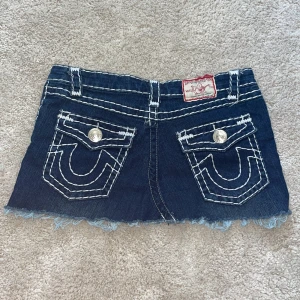 True religion kjol - Trueykjol som jag knappt har användt, köpt på wasteland i köpenhamn.  Midjemått: 38 Längd: 26