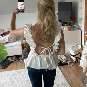 Söt tröja med öppen rygg - Sån fin tröja, perfekt till sommarfest och till vardagen 💕🥰 Fått av kompis med avklippt tagg så vet inte märket tyvärr