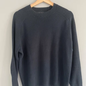 Massimo dutti tröja - Säljer den här Massimo Dutti tröjan då den är för liten. De finns två igen sydda hål (se dom två sista bilderna). Inget man lägger märke till eller ser.