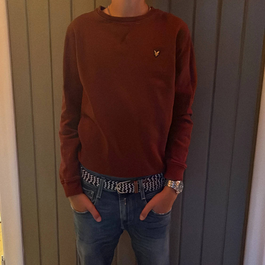 Vinröd tröja från Lyle & Scott