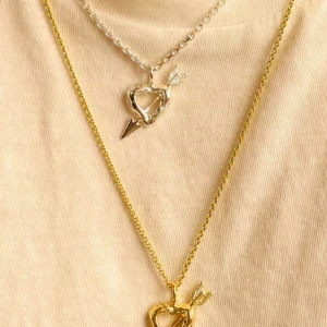 L8Hasselblad halsband med hjärta i guld  - Berlocken är från L8Hasselblad, nypris: 650 kr + 50 kr frakt. Kedjan är från Muli Collection, nypris: 200 kr.  Aldrig använd.