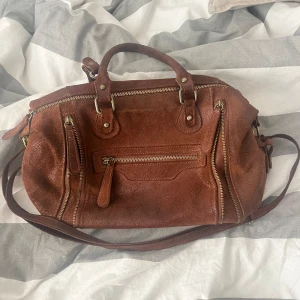 Handväska - I fint skick! Har använts som skolväska och har rymt dator, böcker m.m.