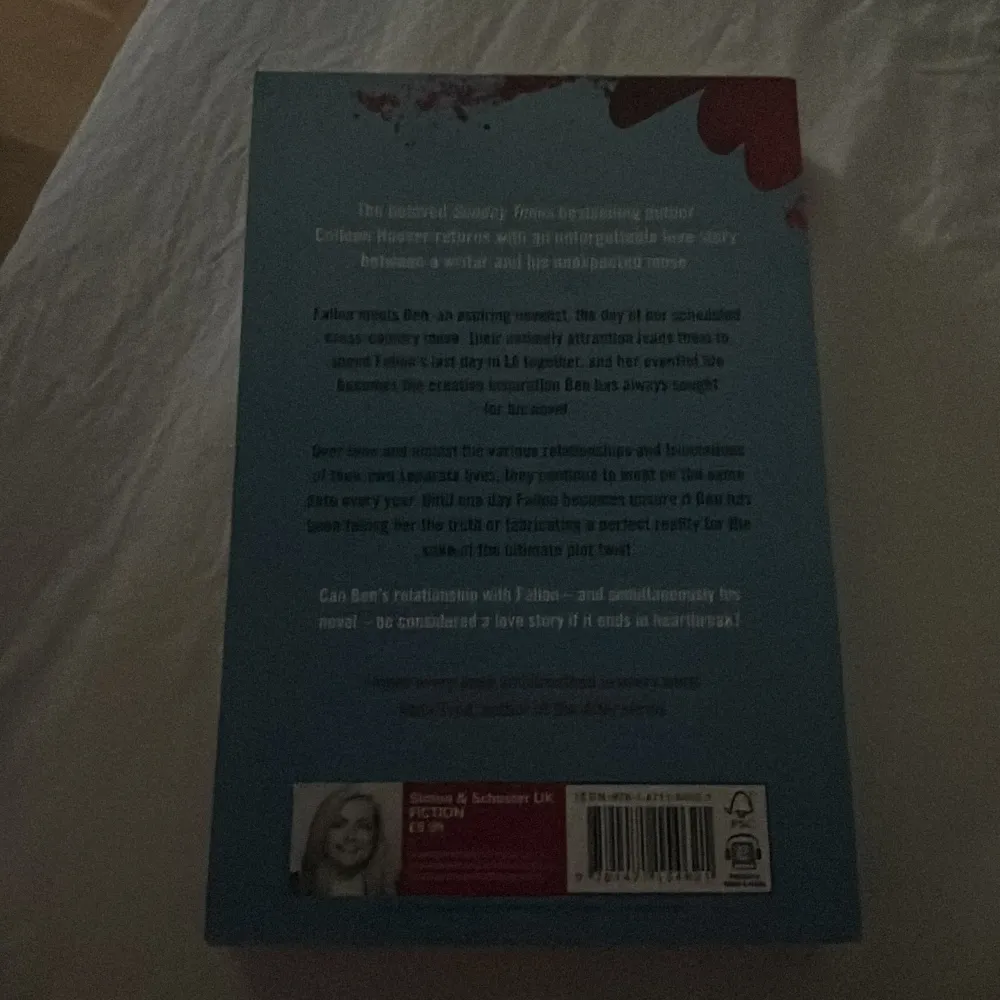 Bok av Colleen Hoover på svenska som heter November 9, också ny som aldrig orkade läsa. Övrigt.