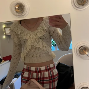 Spets tröja - Säljer denna fina spets tröja eftersom den inte kommer till användning. Nu skick och inga defekter alls. Priset går att diskutera🩷🩷🩷