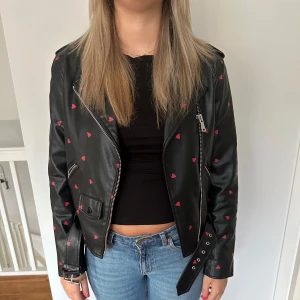 Skinnjacka med hjärtan på - As snygg skinnjacka med hjärtan på
