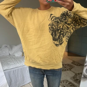 Ganni tröja!  - Super fin ganni tröja med tryck på sidan 🥰 finns lite fläckar på armen skriv om vi vill se bild 🍒