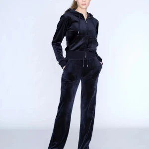 Mörkblå juicy couture sett - Säljer detta mörkblå juicy couture setet då de inte kommer till användning längre. De är som nytt och använt fåtal gånger. Byxorna är i xs och tröjan i s. Skicka om egna bilder eller om frågor. 