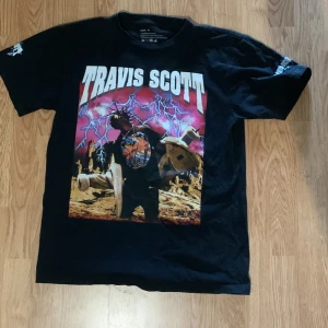 Travis scott tour graphic t shirt - Extremt fet Travis scott t shirt köpt från en konsert i 2015 under Travis rodeo tour.  Strl M  Säljer då den är för liten hoppas nån annan kan ha glädje av den. Inga skador eller sådant. 