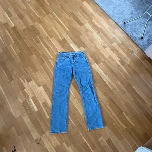 Lågmidjade jeans - Lowwaist straight denim jeans från bikbok. Waist 26 lenght 32. Använda fåtal gånger så i bra skick.