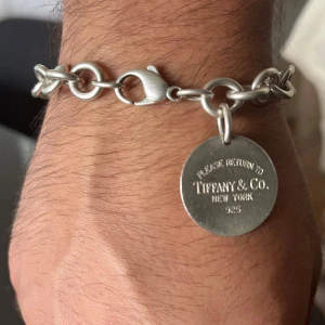 Tiffany&co 925 armband - Tiffany & co. Please return to Tiffany & co circle tag armband silver 925. Säljer mitt Tiffany & co armband för att de sitter bara i smyckeslådan nu för tiden.i bra slick. 