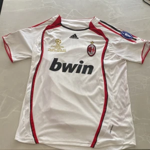 AC Milan tröja, bortaställ från 2007 - Ny köpt, har knappast används, bra kvalité👌