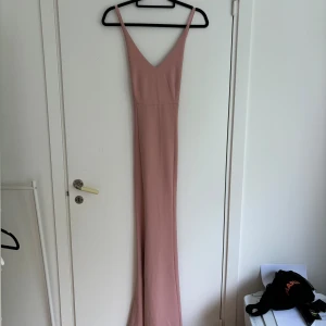 Balklänning  - En superfin babyrosa långklänning som är perfekt till baler eller fin middag. Aldrig använd då jag valde en annan klänning, formar kroppen jättefint 