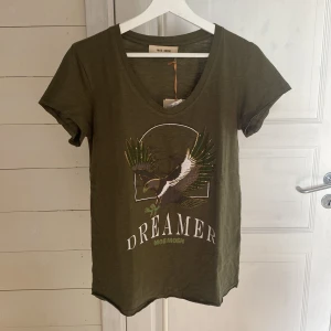 Mos mosh t-shirt - Säljer denna mos mosh tröja då den aldrig är använd. Lappen sitter kvar. Det ingår även paljetter. Köpt för 749kr